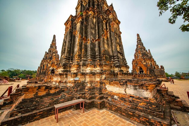 Une belle vue sur le temple Wat Chaiwatthanaram situé à Ayutthaya en Thaïlande