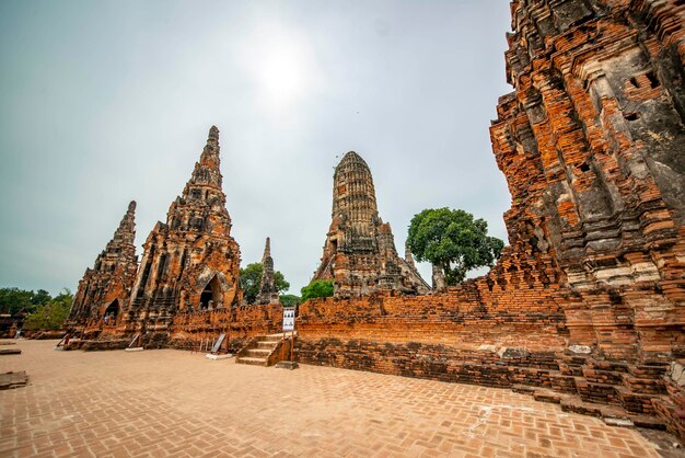 Une belle vue sur le temple Wat Chaiwatthanaram situé à Ayutthaya en Thaïlande