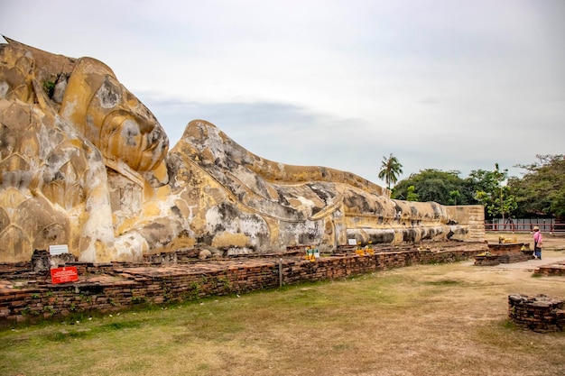 Une belle vue sur le temple Wat Lokaya Sutharam situé à Ayutthaya en Thaïlande