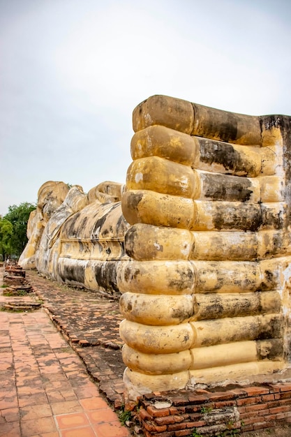 Une belle vue sur le temple Wat Lokaya Sutharam situé à Ayutthaya en Thaïlande