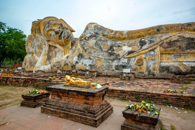 Une belle vue sur le temple Wat Lokaya Sutharam situé à Ayutthaya en Thaïlande