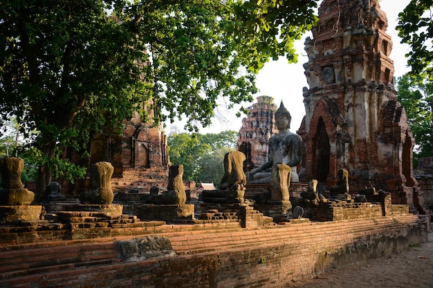 Photo une belle vue sur le temple wat mahathat situé à ayutthaya en thaïlande