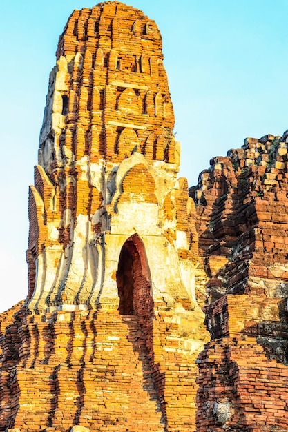 Une belle vue sur le temple Wat Mahathat situé à Ayutthaya en Thaïlande