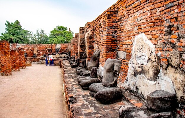 Une belle vue sur le temple Wat Mahathat situé à Ayutthaya en Thaïlande