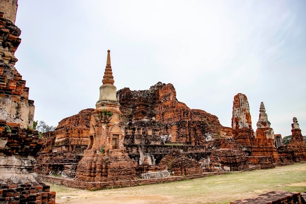 Une belle vue sur le temple Wat Mahathat situé à Ayutthaya en Thaïlande