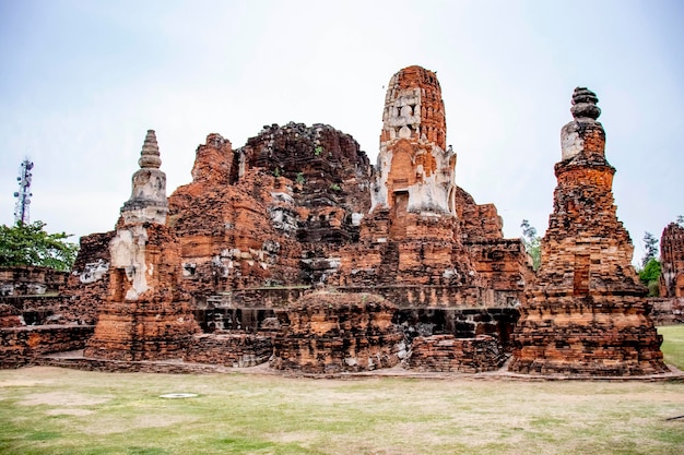 Une belle vue sur le temple Wat Mahathat situé à Ayutthaya en Thaïlande