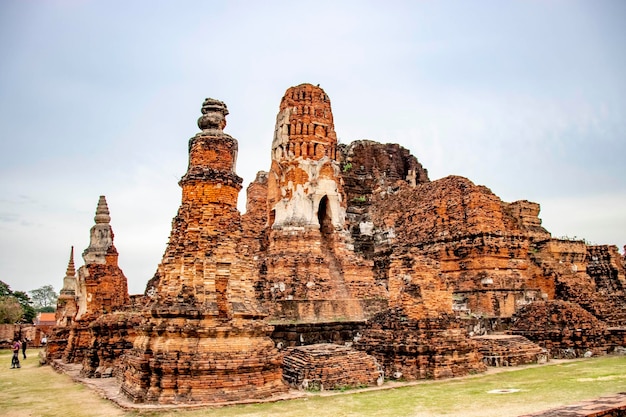 Une belle vue sur le temple Wat Mahathat situé à Ayutthaya en Thaïlande