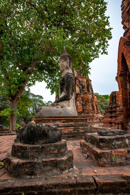 Une belle vue sur le temple Wat Mahathat situé à Ayutthaya en Thaïlande