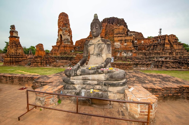 Une belle vue sur le temple Wat Mahathat situé à Ayutthaya en Thaïlande