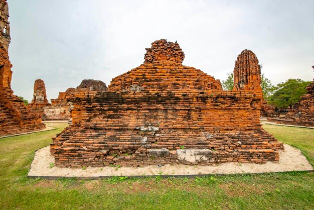 Une belle vue sur le temple Wat Mahathat situé à Ayutthaya en Thaïlande