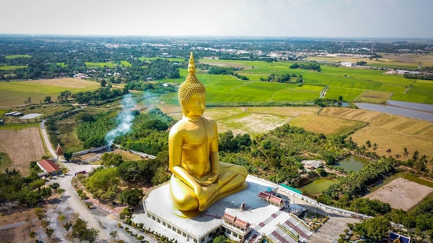 Une belle vue sur le temple Wat Muang situé à Ang Thong en Thaïlande