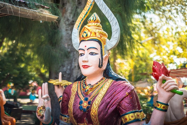 Une belle vue sur le temple Wat Muang situé à Ang Thong Thaïlande