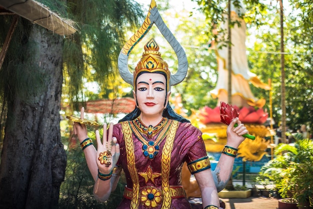 Une belle vue sur le temple Wat Muang situé à Ang Thong Thaïlande