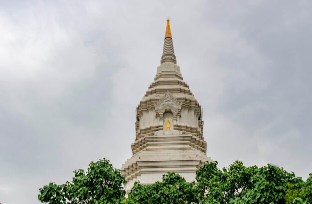 Photo une belle vue sur le temple wat paknam situé à bangkok en thaïlande