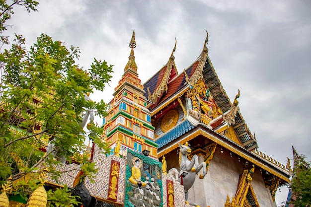 Une belle vue sur le temple Wat Paknam situé à Bangkok en Thaïlande