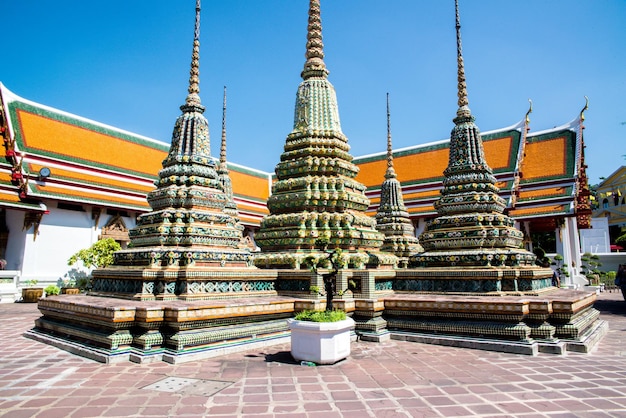 Photo une belle vue sur le temple wat pho situé à bangkok en thaïlande