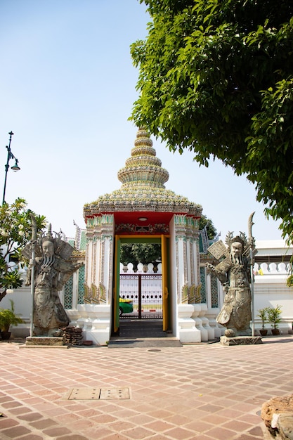 Une belle vue sur le temple Wat Pho situé à Bangkok en Thaïlande