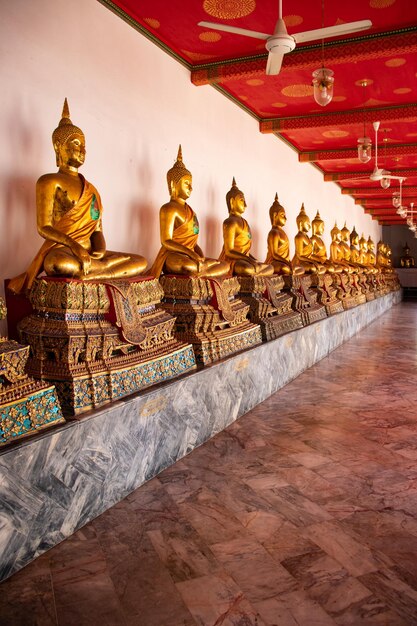 Une belle vue sur le temple Wat Pho situé à Bangkok en Thaïlande