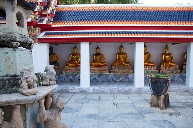 Une belle vue sur le temple Wat Pho situé à Bangkok en Thaïlande