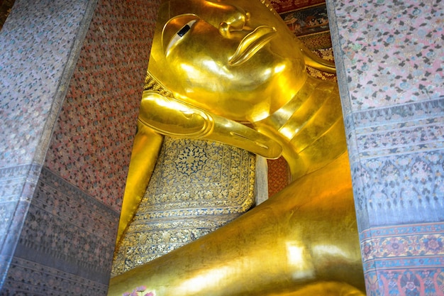 Une belle vue sur le temple Wat Pho situé à Bangkok en Thaïlande