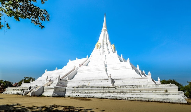 Une belle vue sur le temple Wat Phu Khao Thong situé à Ayutthaya en Thaïlande