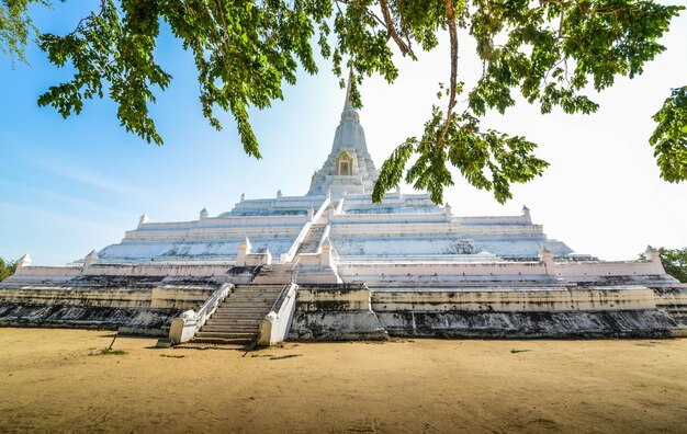 Une belle vue sur le temple Wat Phu Khao Thong situé à Ayutthaya en Thaïlande