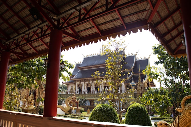 Une belle vue sur le temple Wat Saeng Kaeo situé à Chiang Rai en Thaïlande