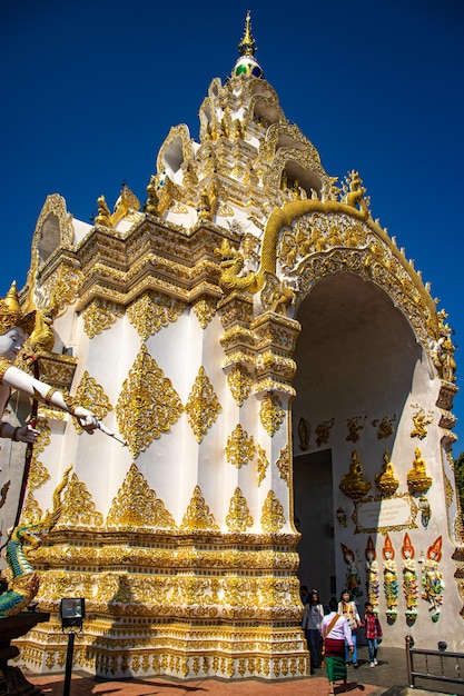 Une belle vue sur le temple Wat Saeng Kaeo situé à Chiang Rai en Thaïlande