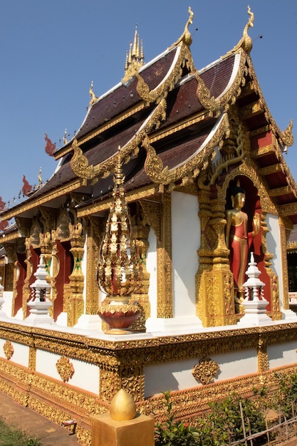 Une belle vue sur le temple Wat Saeng Kaeo situé à Chiang Rai en Thaïlande