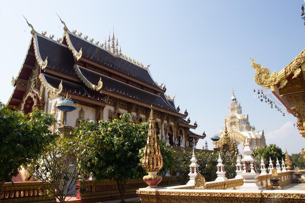 Une belle vue sur le temple Wat Saeng Kaeo situé à Chiang Rai en Thaïlande