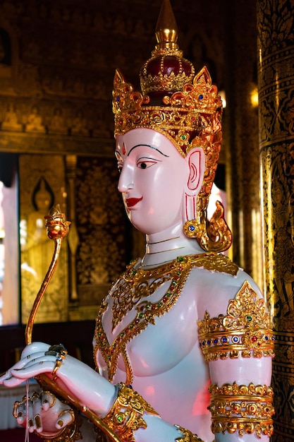 Une belle vue sur le temple Wat Saeng Kaeo situé à Chiang Rai en Thaïlande