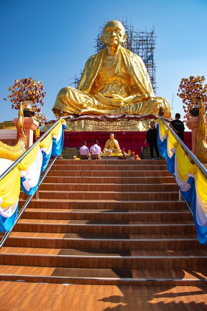 Une belle vue sur le temple Wat Saeng Kaeo situé à Chiang Rai en Thaïlande