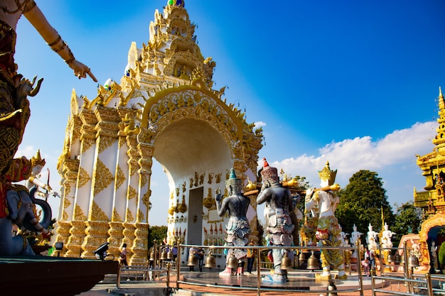Une belle vue sur le temple Wat Saeng Kaeo situé à Chiang Rai en Thaïlande