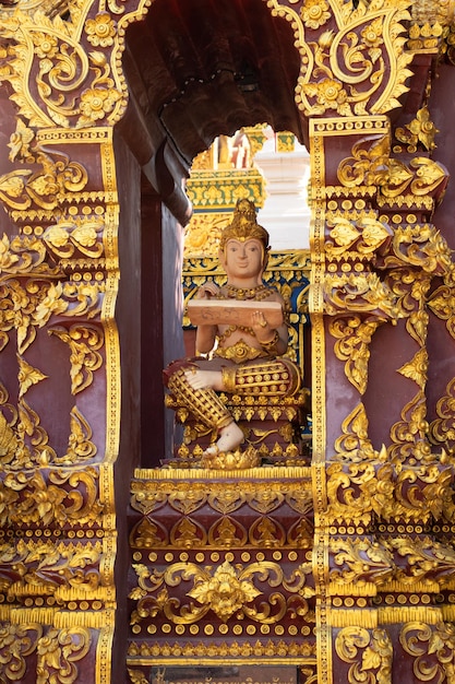 Une belle vue sur le temple Wat Saeng Kaeo situé à Chiang Rai en Thaïlande