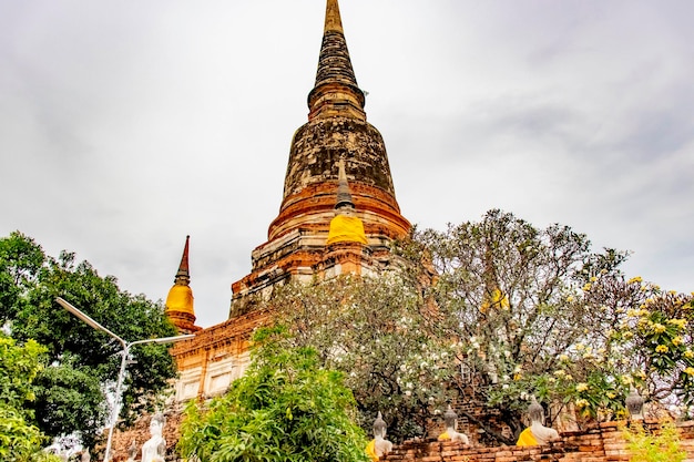 Une belle vue sur le temple Wat Yai Chai Mongkhon situé à Ayutthaya en Thaïlande