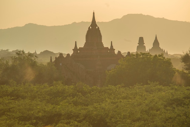 Une belle vue sur les temples bouddhistes de Bagan Myanmar