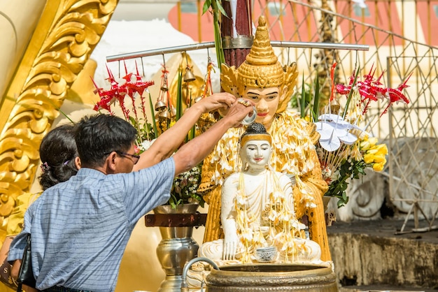 Une belle vue sur les temples Shwedagon Padoga situés à Yangon Myanmar