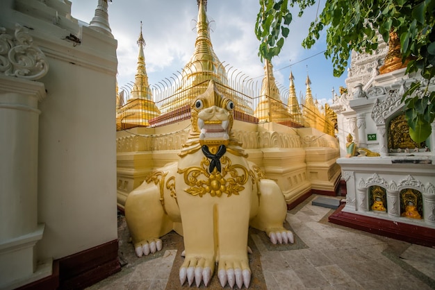 Une belle vue sur les temples Shwedagon Padoga situés à Yangon Myanmar