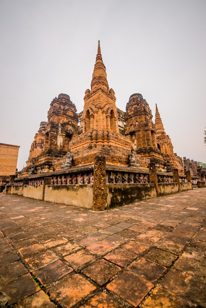 Une belle vue sur les temples de Sukhothai en Thaïlande