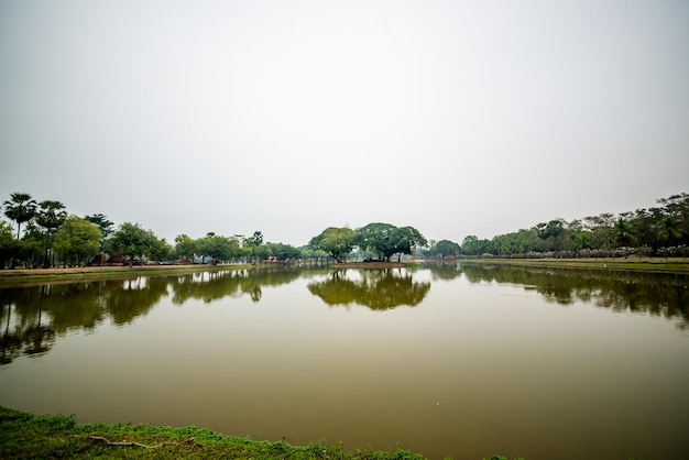 Une belle vue sur les temples de Sukhothai en Thaïlande