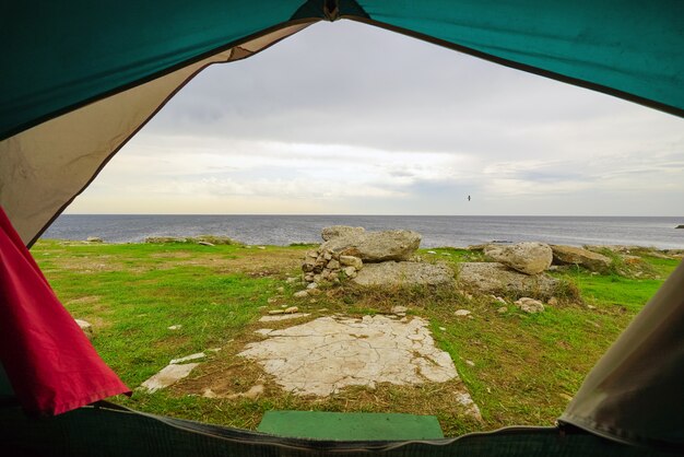 Belle vue de la tente au bord de la mer