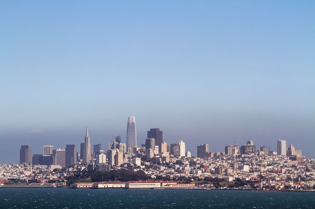 Belle vue sur les toits de San Francisco pendant la journée avec le front de mer California USA