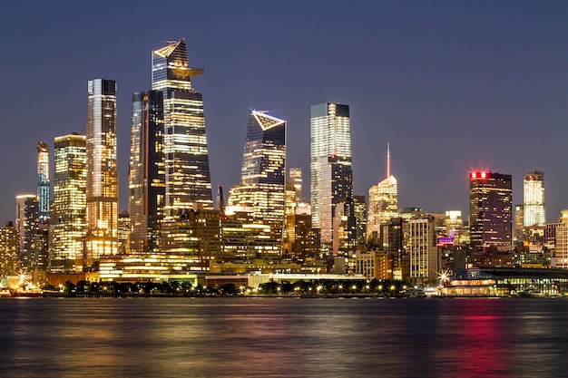 Belle vue sur les toits de la ville de New York avec front de mer la nuit USA