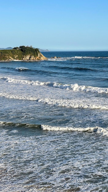 belle vue sur les vagues de la mer à la verticale