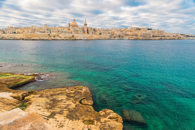 Belle vue sur La Valette, Malte sur la vieille ville de Sliema ville de l'autre côté du port de Marsans