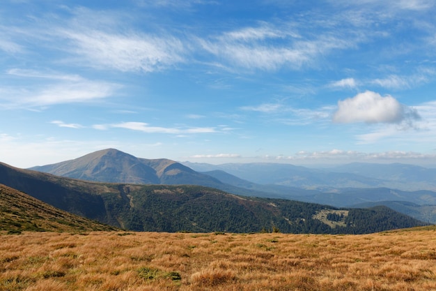 Belle vue sur la vallée alpine et le ciel bleu au-dessus des montagnes scène d'automne spectaculaire beauté de la