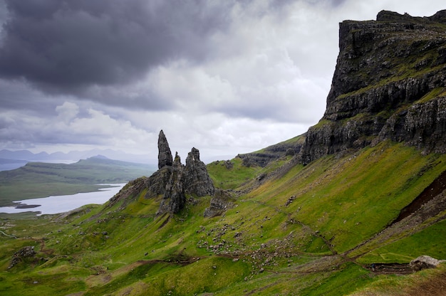 belle vue sur les vertes collines Vieil homme de Storr avec ses lacs et sa mer. Île de Skye. Écosse