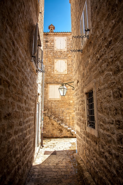 Belle vue sur la vieille rue étroite avec de hauts immeubles aux beaux jours