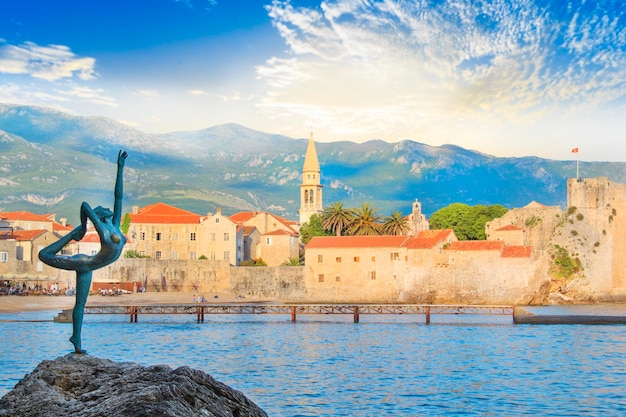 Belle vue sur la vieille ville de Budva et le clocher de l'église Saint-Jean à BUDVA, MONTE