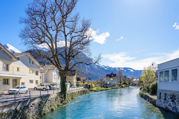 Belle vue sur la vieille ville et le canal du lac interlaken